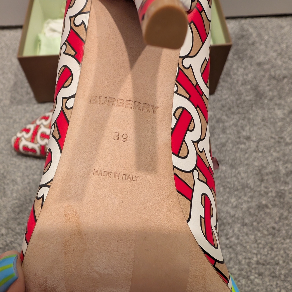 Burberry Red and White Heels Elegant Design - Picture 5 of 7